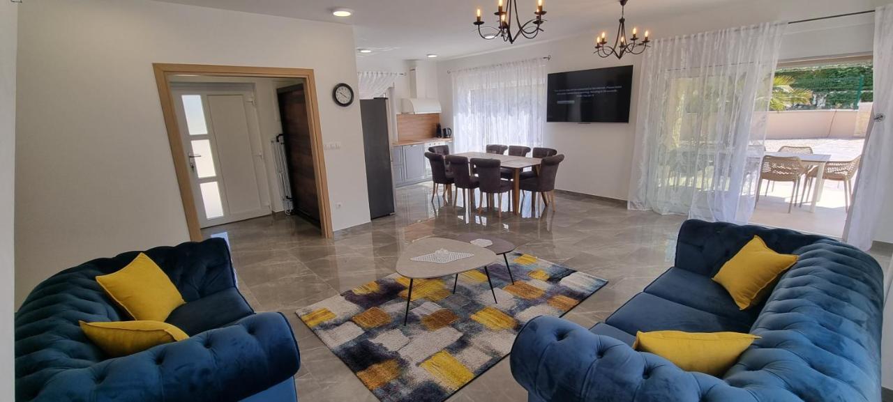 Lukas&ana S Bazenom,djecjim Igralistem Villa *