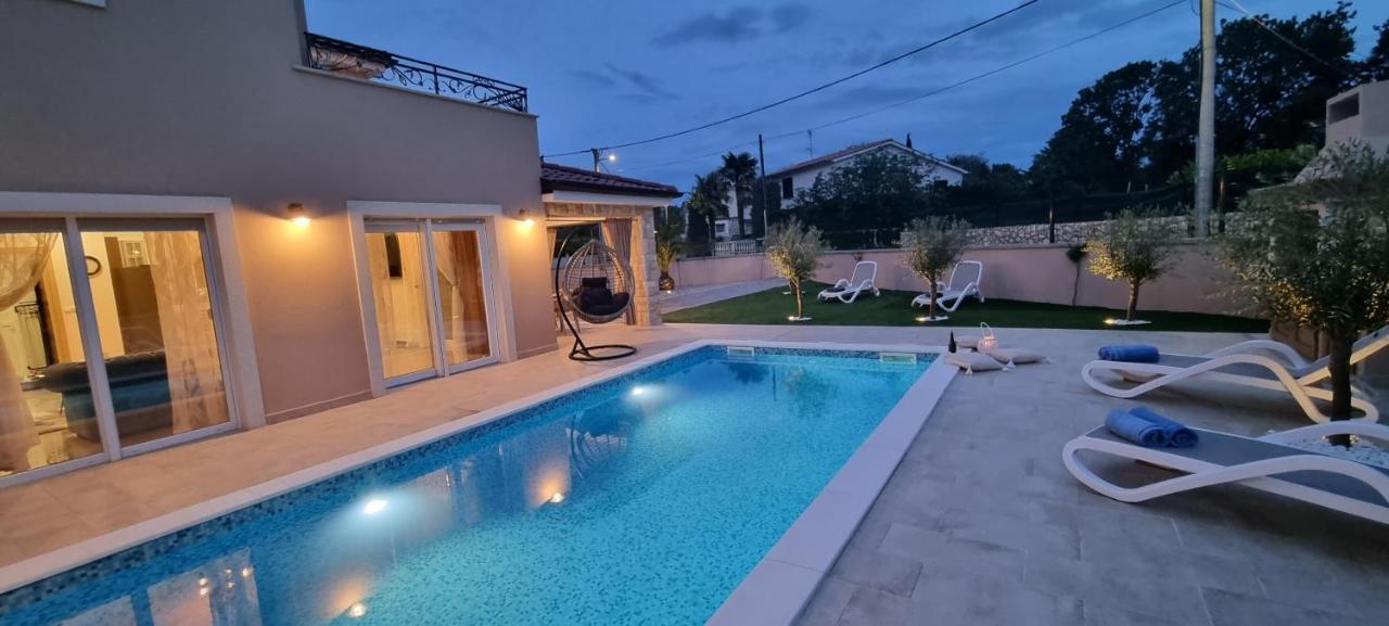 Lukas&ana S Bazenom,djecjim Igralistem Villa Pinezici (Krk)