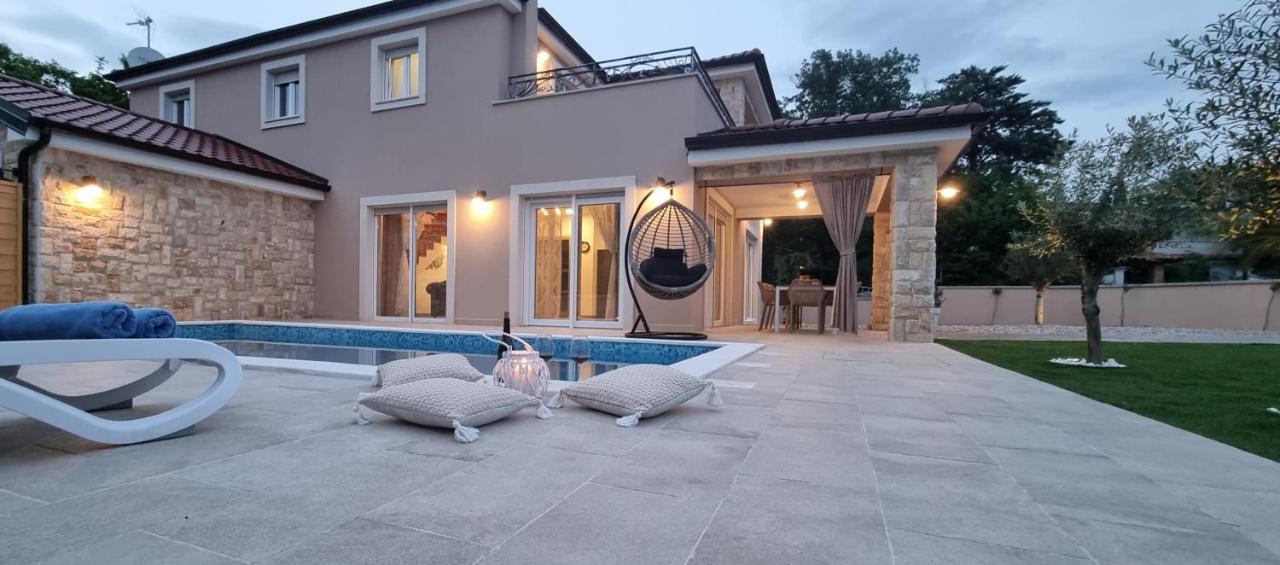 Lukas&ana S Bazenom,djecjim Igralistem Villa Pinezici (Krk)