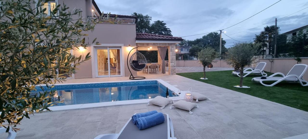 Lukas&ana S Bazenom,djecjim Igralistem * Pinezici (Krk)