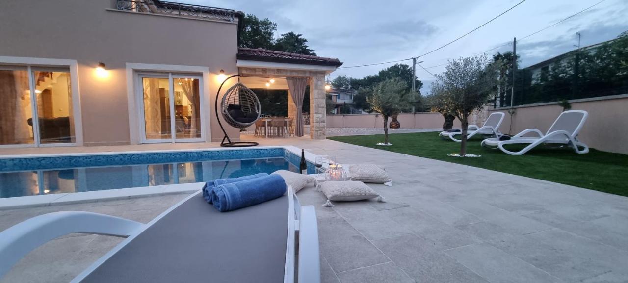 Lukas&ana S Bazenom,djecjim Igralistem Villa Pinezici (Krk)