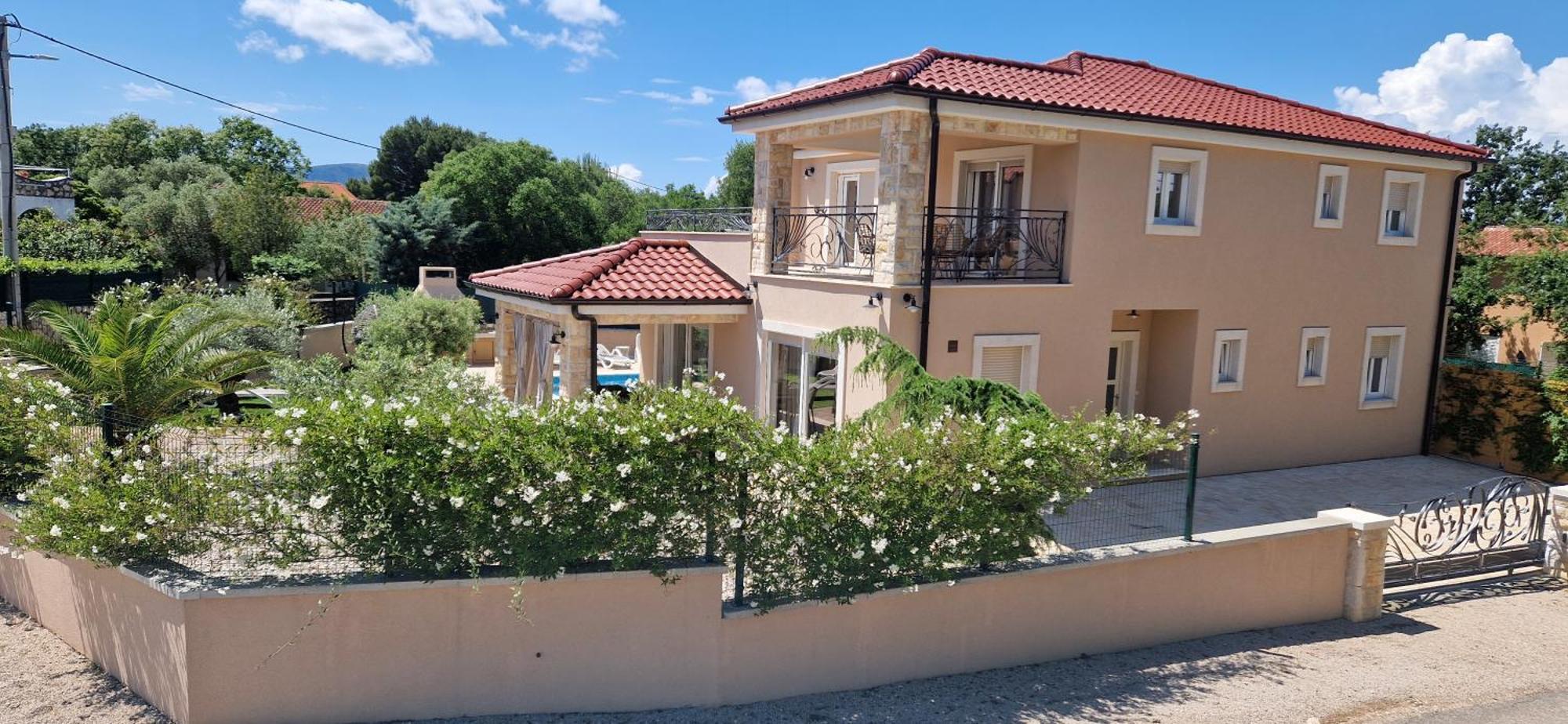 Lukas&ana S Bazenom,djecjim Igralistem Pinezici (Krk)