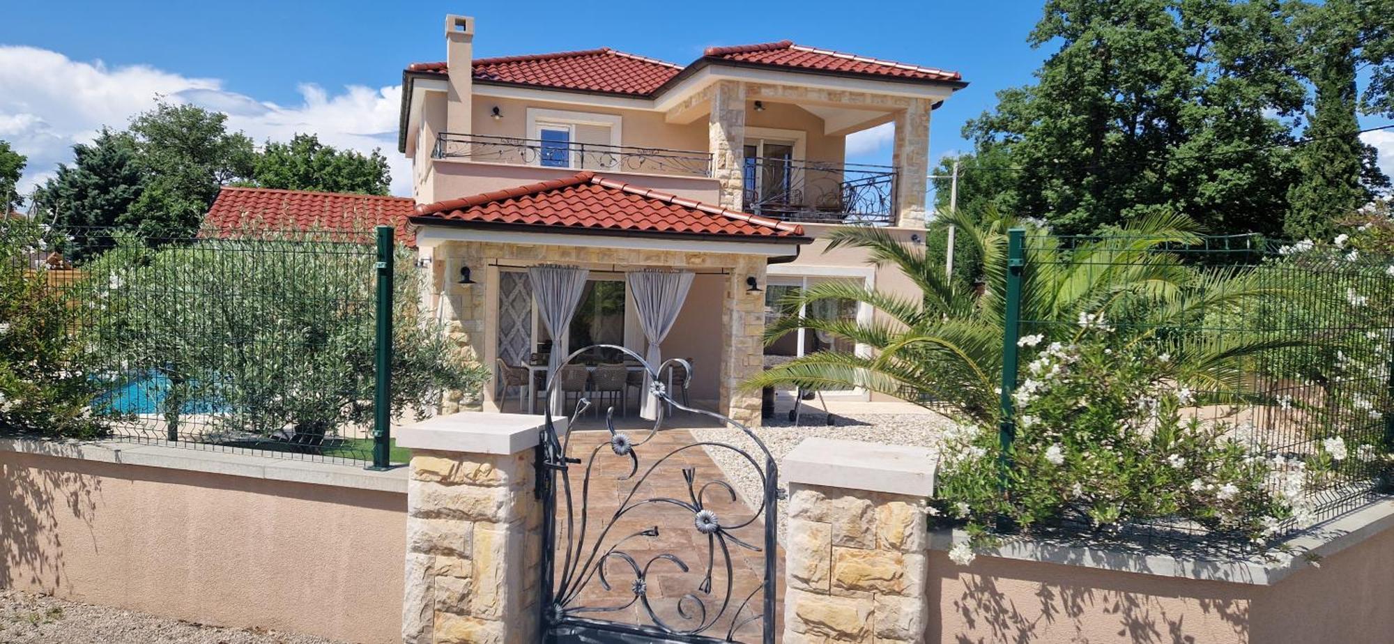 Lukas&ana S Bazenom,djecjim Igralistem Villa Pinezici (Krk)