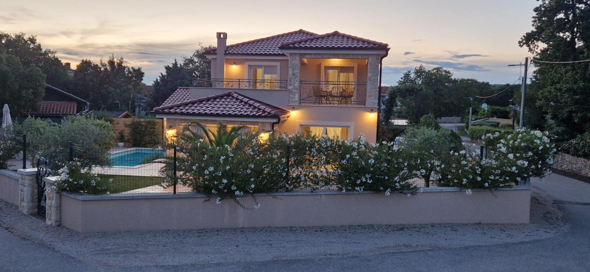 Lukas&ana S Bazenom,djecjim Igralistem Villa Pinezici (Krk)