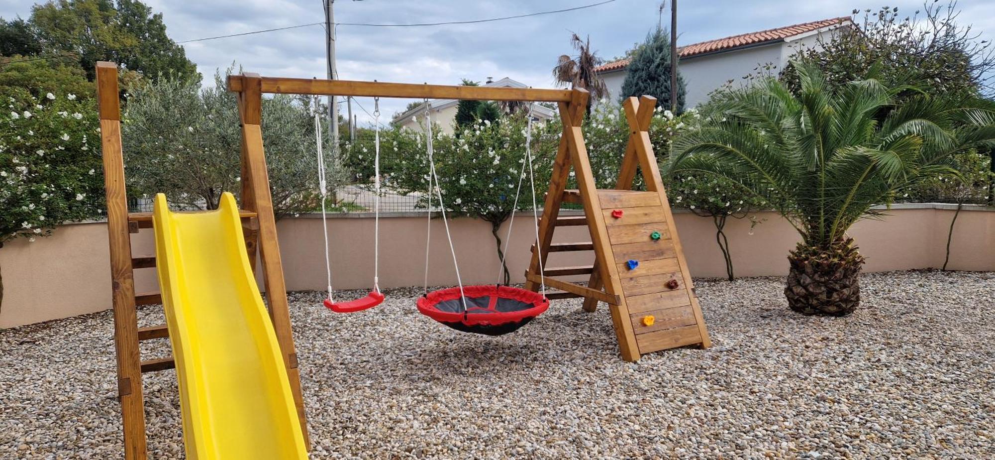 Lukas&ana S Bazenom,djecjim Igralistem Pinezici (Krk)