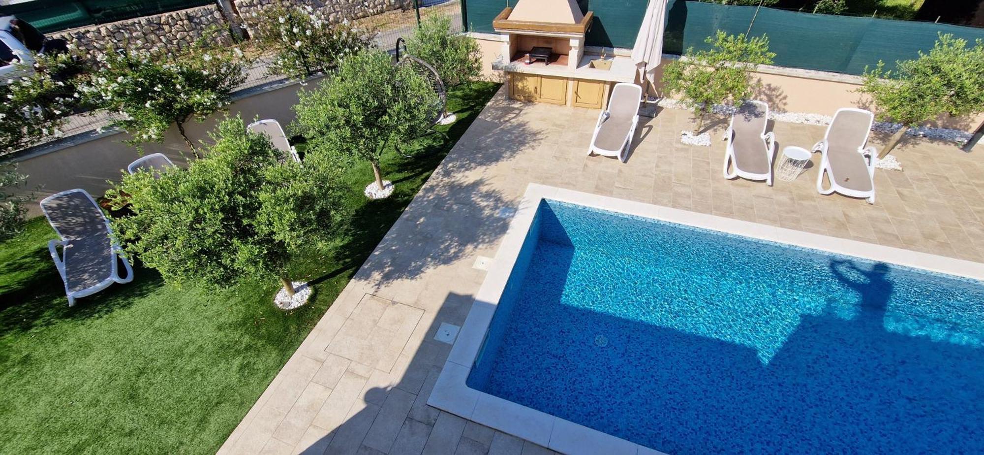Lukas&ana S Bazenom,djecjim Igralistem Villa Pinezici (Krk)